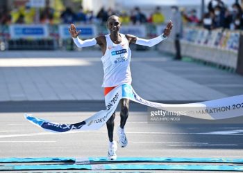 Kenyan Athletes Kipchoge, Kosgei Set Records at Tokyo Marathon