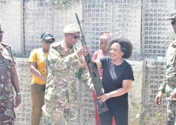 Ugandan Troops Hand over Weapons Captured from Al-Shabaab to Somalia Gov’t