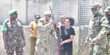 Ugandan Troops Hand over Weapons Captured from Al-Shabaab to Somalia Gov’t
