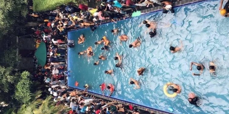 Sri Lanka’s Rajapaksa Agrees to Resign as as Protestors Party at his Palace and Unearth Cash Stash