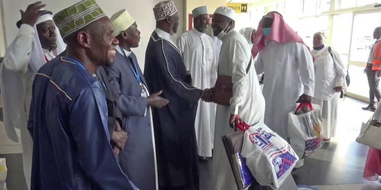 First batch of Muslim Pilgrims Return from Makkah