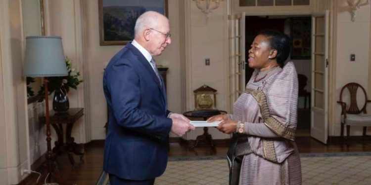 Ambassador Hyuha Presents Credentials to Governor General of Australia