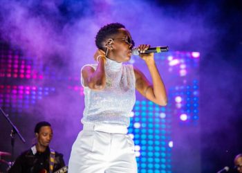 Pictorial: Azawi Outdoes Herself at Maiden Concert