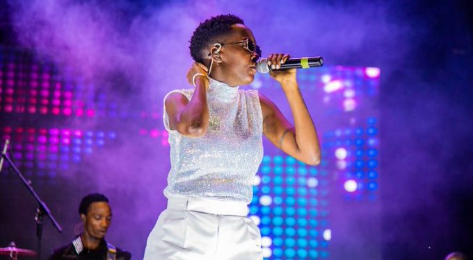 Pictorial: Azawi Outdoes Herself at Maiden Concert