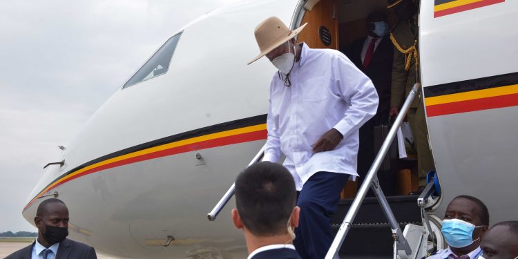 Museveni Arrives in Vietnam, will Hold Bilateral Talks with President Nguyễn Xuân Phúc