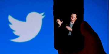 Musk Introduces Gold, Grey and Blue Badges for Twitter Accounts