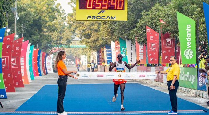 Joshua Cheptegei reaching the finish line in Delhi