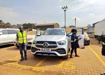 Mercedes Becomes First Private Vehicle to be Fitted with Digital Number Plates