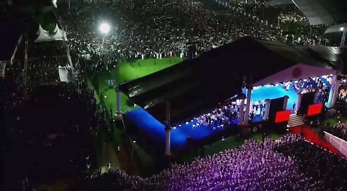 Pastor Benny Hinn Returns to Uganda as Thousands Flock to Miracle Healing  Crusade - SoftPower News