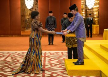 Amb Betty Bigombe Presents Credentials to Brunei Sultan