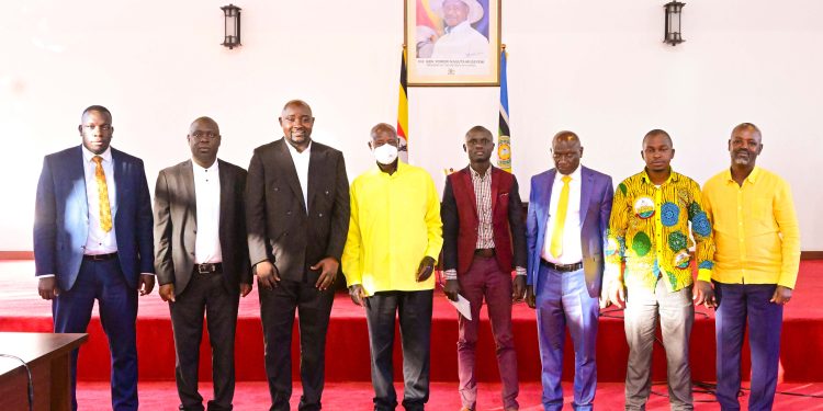 From left to right: Hon. Orone Derrick – Chairman, NRM Pallisa District & MP/NRM Flag Bearer, Gogonyo County; Haji Faruk Kirunda – Special Presidential Assistant, Press and Mobilisation; Kateu Godfrey – MP Flag Bearer, NUP & General Secretary, NUP Pallisa District; H.E. the President; Ojangole Anthony – Chairman, NUP Pallisa District & MP Flag Bearer, Agule County; Dhikusooka Majid – RDC, Pallisa; Ibrahim Ibrahim Aisu – NRM Flag Bearer, Pallisa County and Rt. Hon. Thomas Tayebwa.