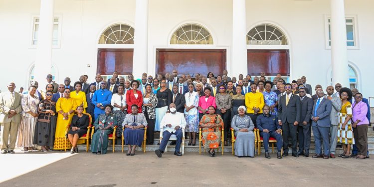 Museveni Hosts Outgoing Cabinet, Praises Role in Uganda’s Economic Progress